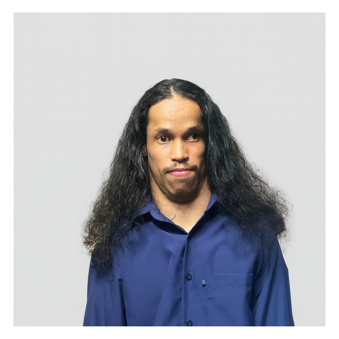 Foto do Italo de camia social azuk escuro